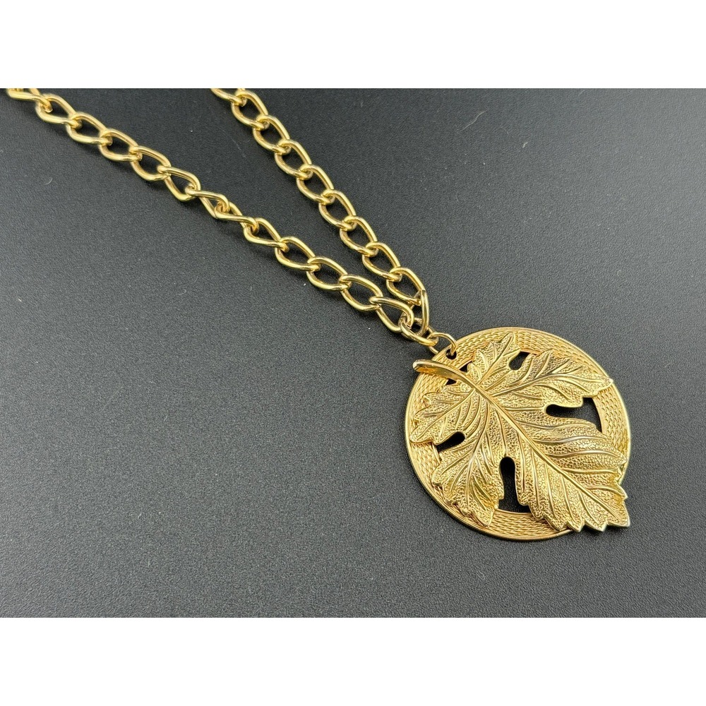 Gold Tone Leaf Pendant Necklace Chain Clasp 22 Inch Adjustable